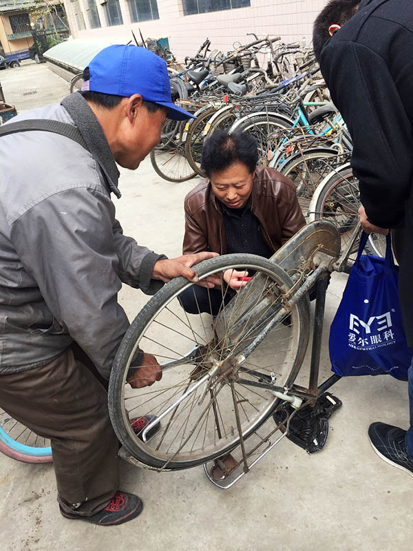 “僵尸自行車”搶修隊正給單車做體檢。